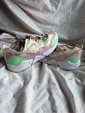 Women’s 9- Fabletics TRANSPARENT Larchmont Athletic Shoes